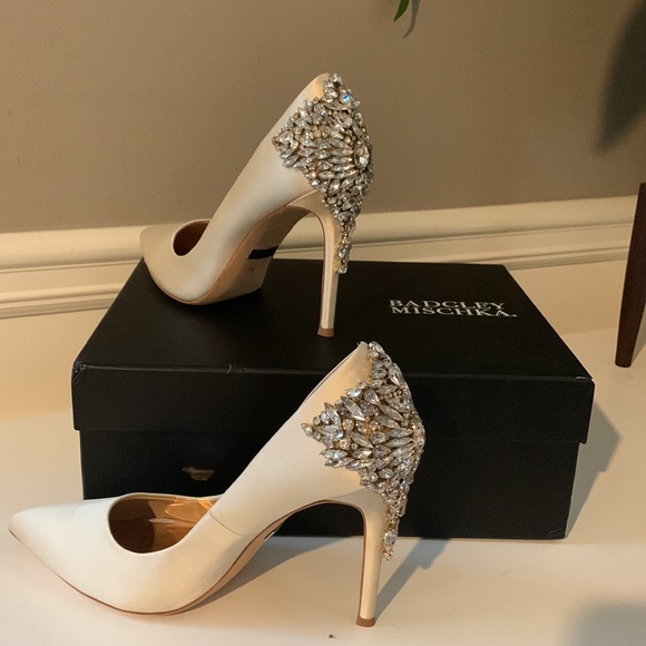 Badgley Mischka Women's Gorgeous Dress Pump - Picture 8 of 15